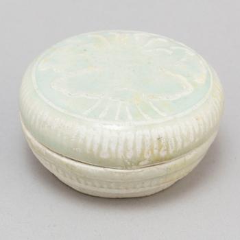 A glazed box with cover, Song/Yuandynastin (960-1368).
