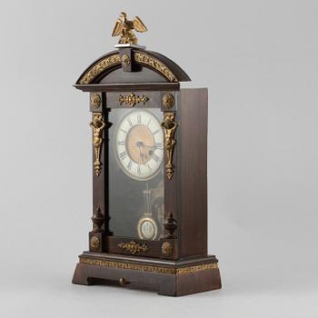 BORDSPENDYL, empirestil, 1900-talets första del.