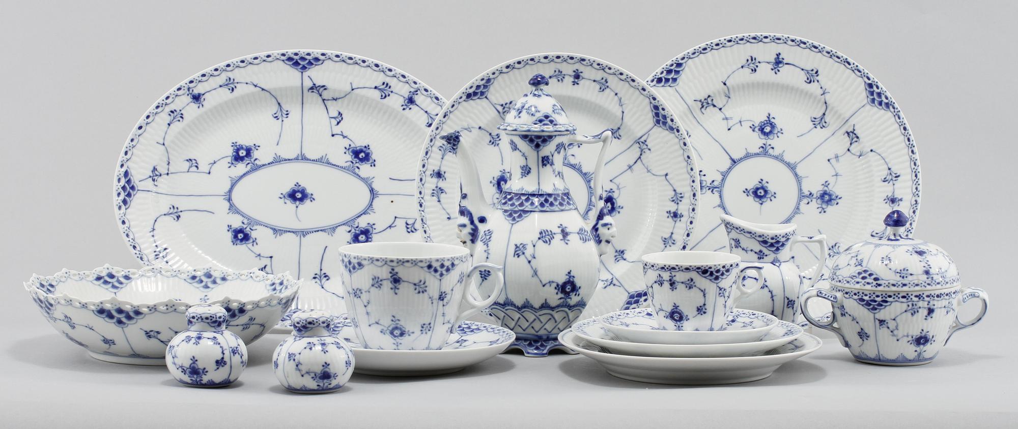 SERVISDELAR, 79 st, porslin, "Musselmalet", Royal Copenhagen, 1900-talets andra hälft.