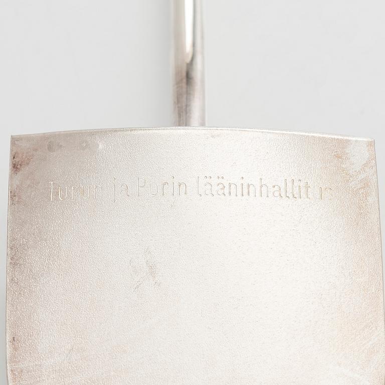 Pekka Piekäinen, spade, sterlingsilver, Åbo 1991-2002.