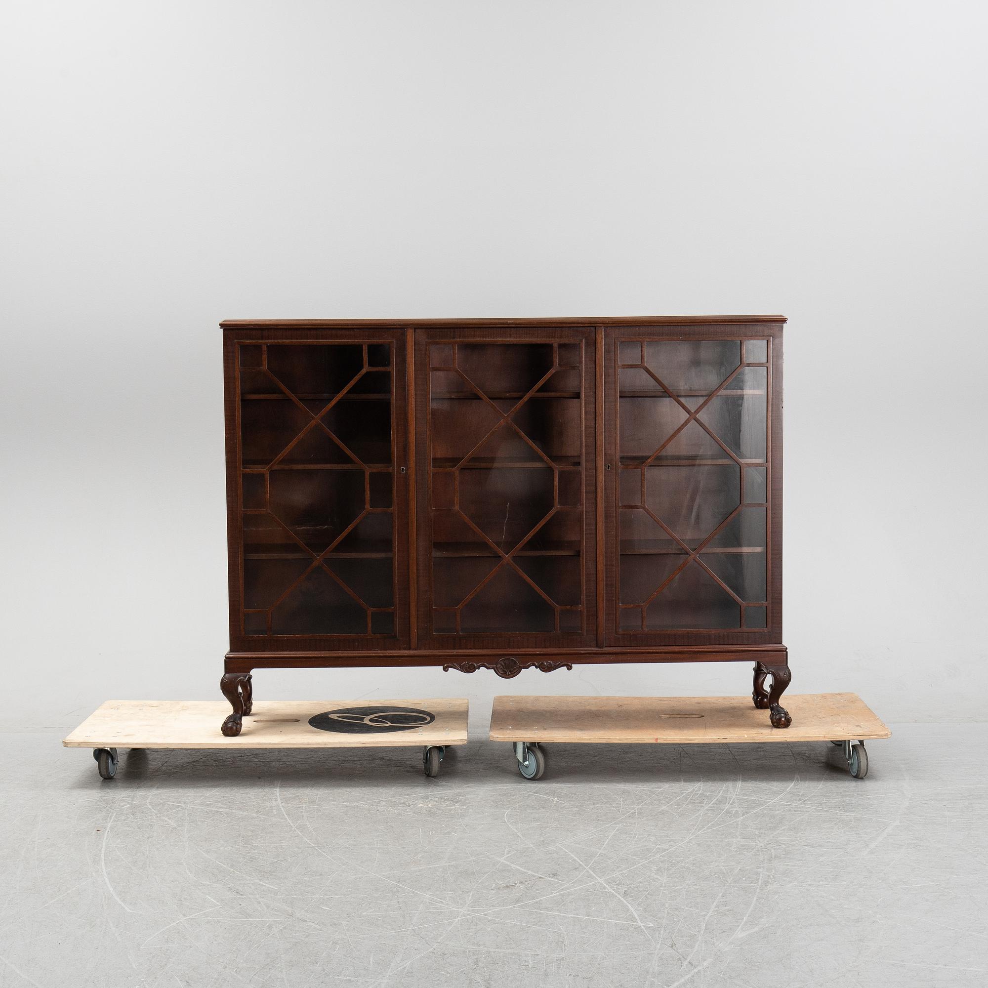 A Chippendale-style mahogany book cabinet, first half of the 20th Century.
