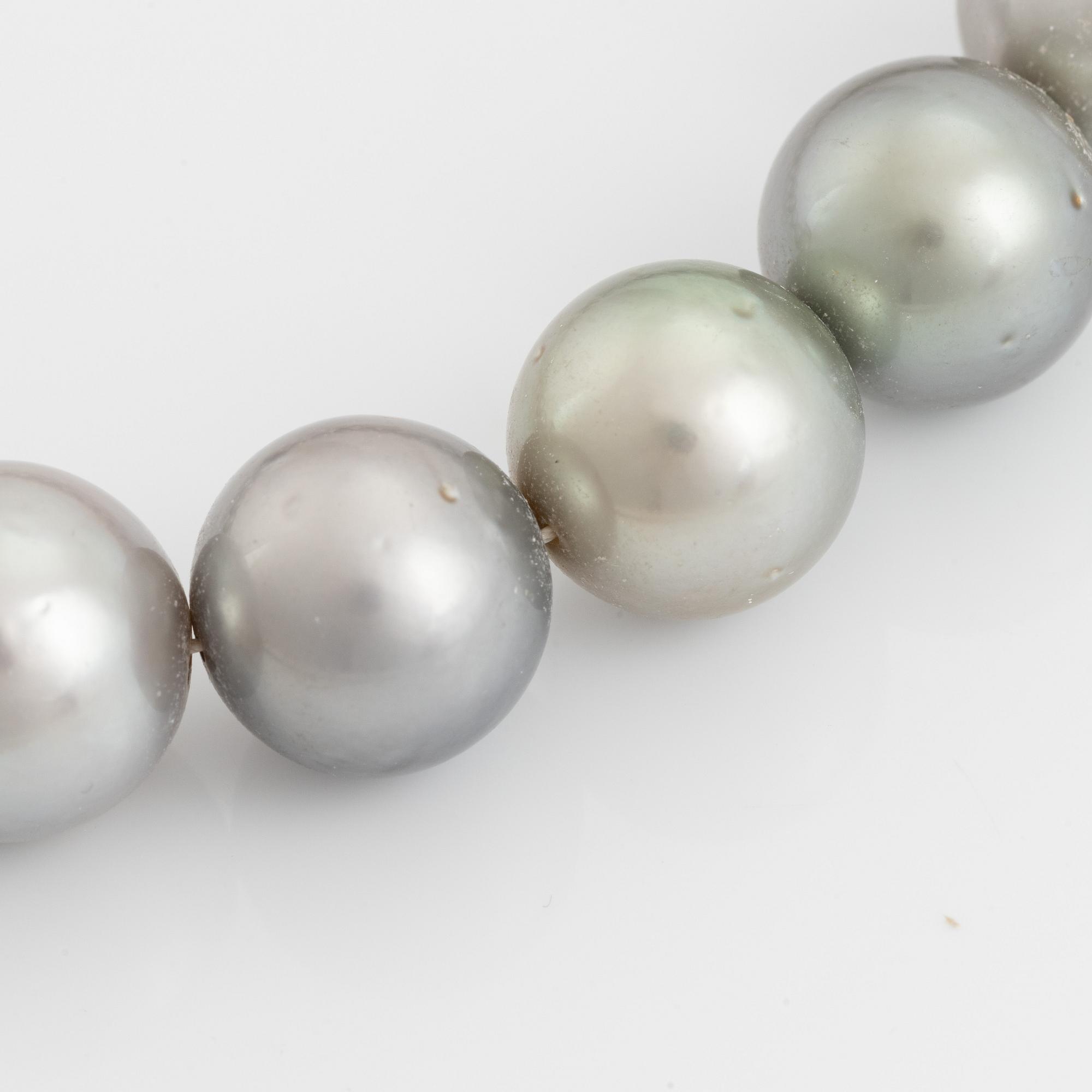 Collier med odlade Tahitipärlor och lås 18K vitguld med briljantslipade diamanter totalt ca 1,5 ct.