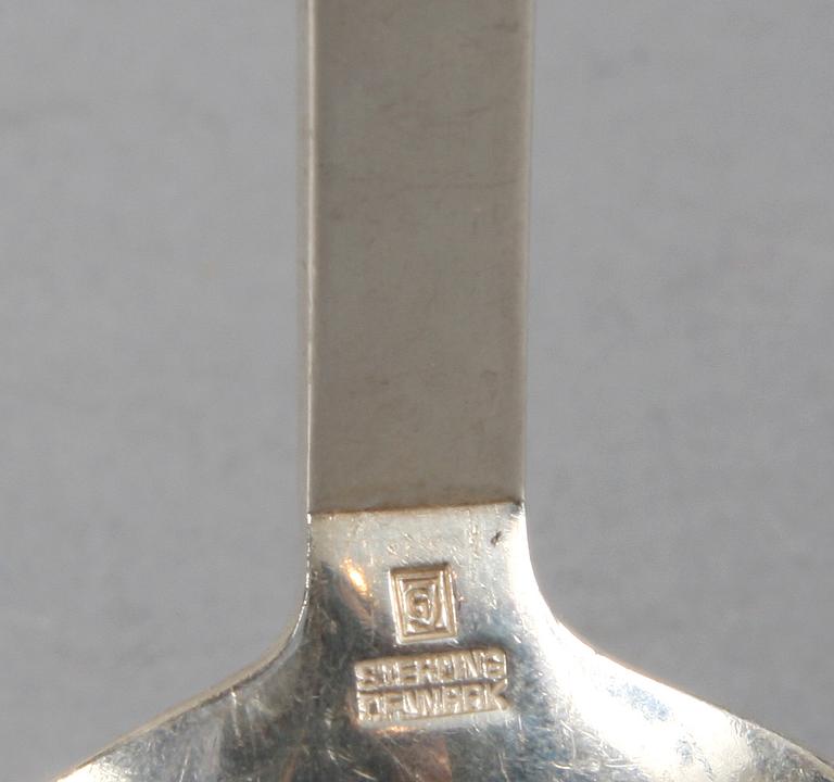 GLASSKED, silver, "Pyramid" formgiven av Harald Nielsen för Georg Jensen. Vikt 57 gram.