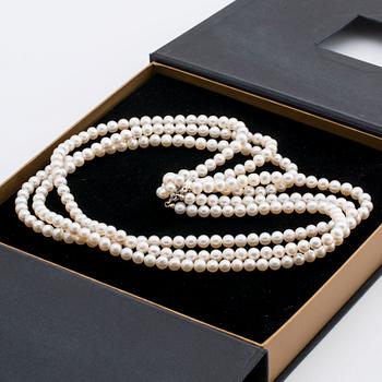 PÄRLHALSBAND 3 rader odlade sötvattenspärlor c 5,5 mm, lås 18K vitguld m odlade saltvattenspärlor.