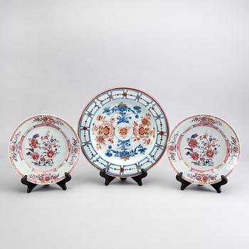 Fat samt tallrikar 2 st Kina Qianlong (1736-95) porslin.