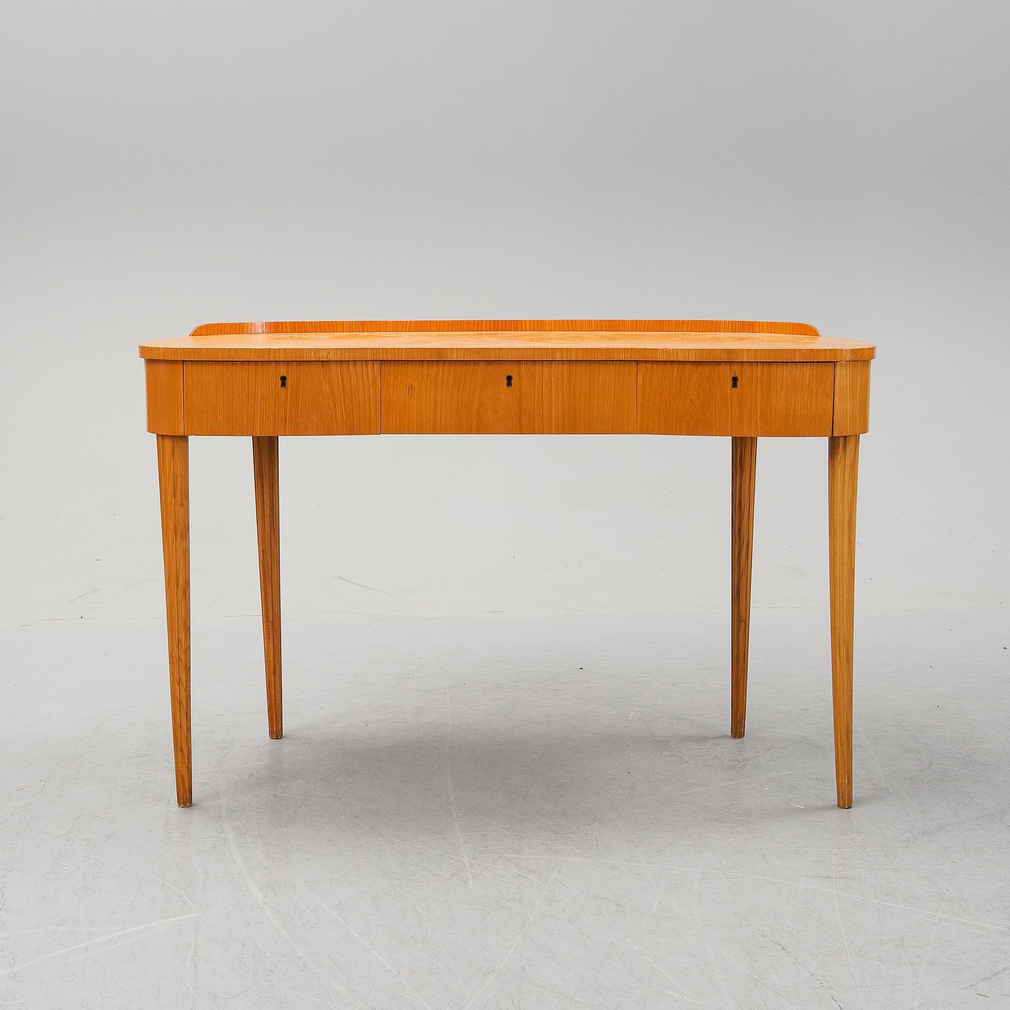 A mid 20th Century dressing table.