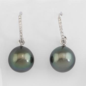 ÖRHÄNGEN, 1 par, 18K vitguld, 2 gråblå tahitipärlor, diamanter tot ca 0.15 ct.