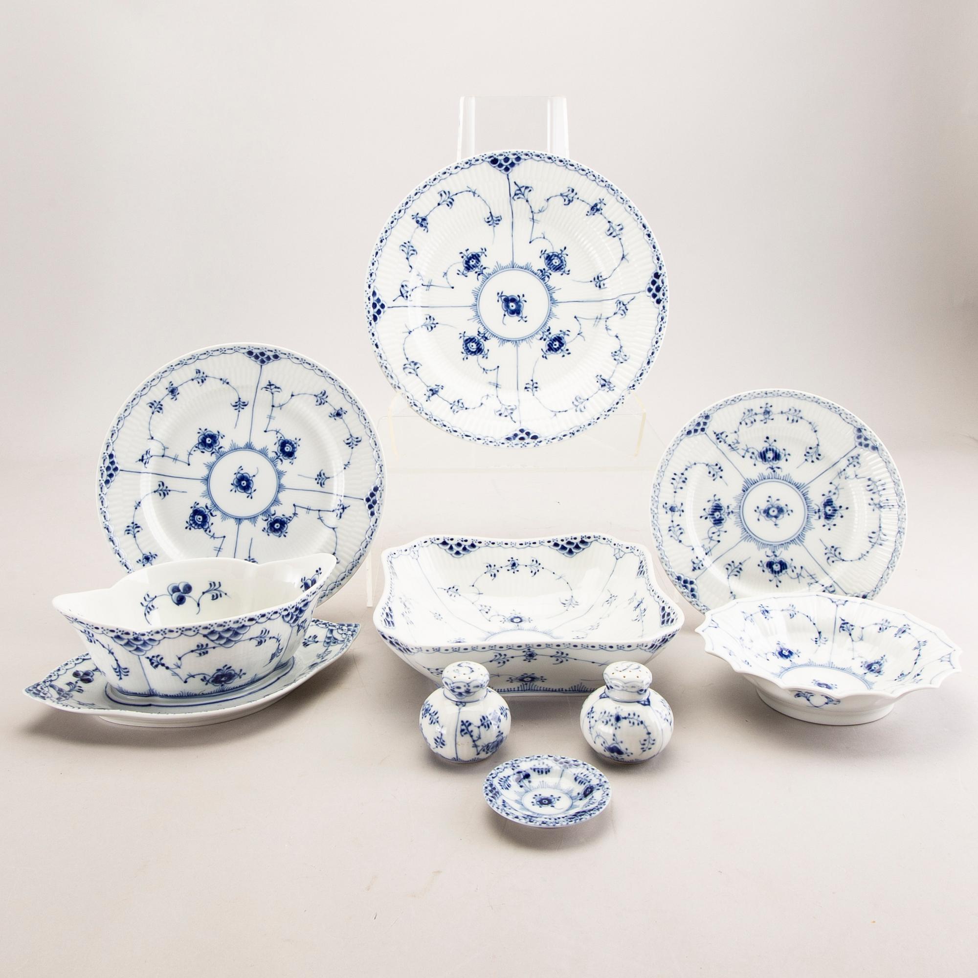 A Royal Copenhagen Muselmalet halvblonde 1940s 51 pcs porcelain dinner service.