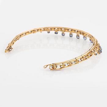 Tiara/collier 18K guld med safirer och runda briljantslipade diamanter.