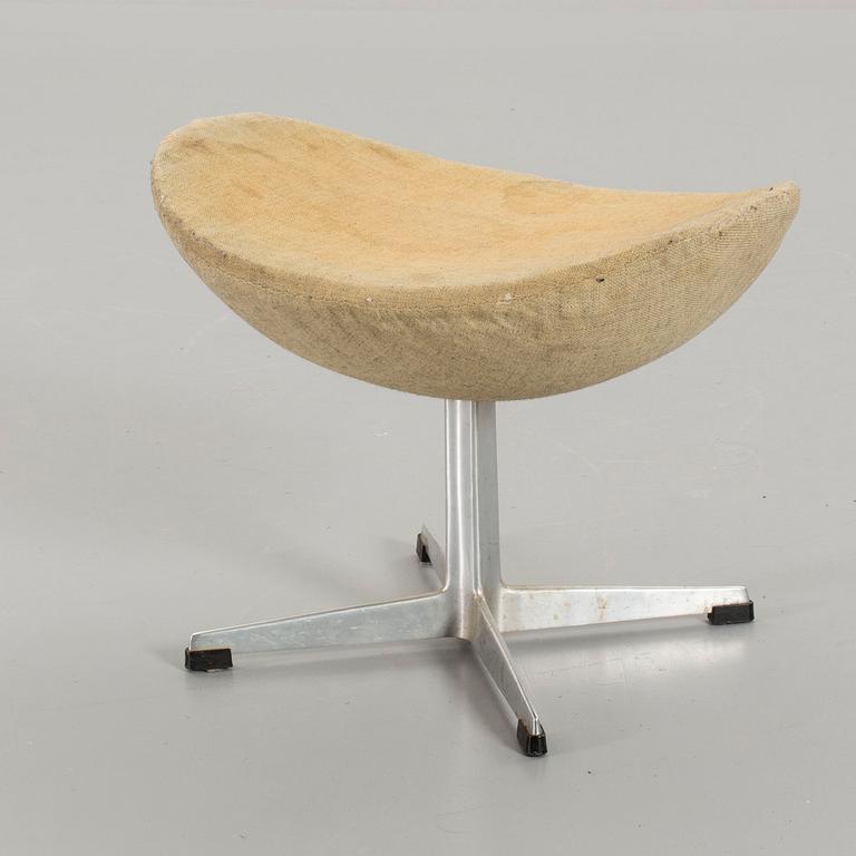 AN ARNE JACOBSEN FOOT STOOL, "Ägget".