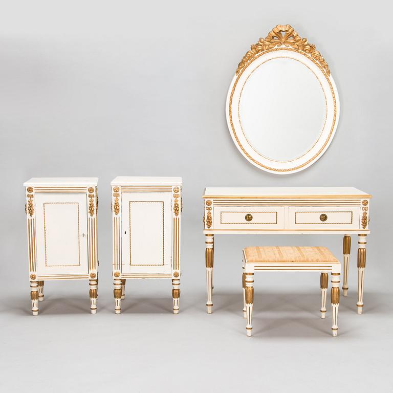Peilipöytä, peili, taburetti sekä yöpöytäpari, myöhäiskustavilainen tyyli, 1900-luvun puoliväli.