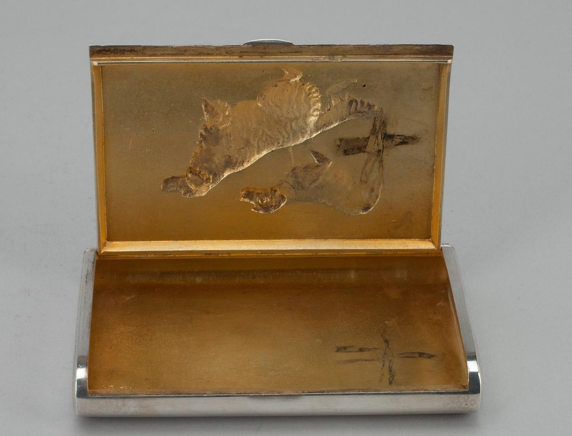 CIGARETTETUI, silver, Moskva 1899-1908. Vikt 250,5 g.