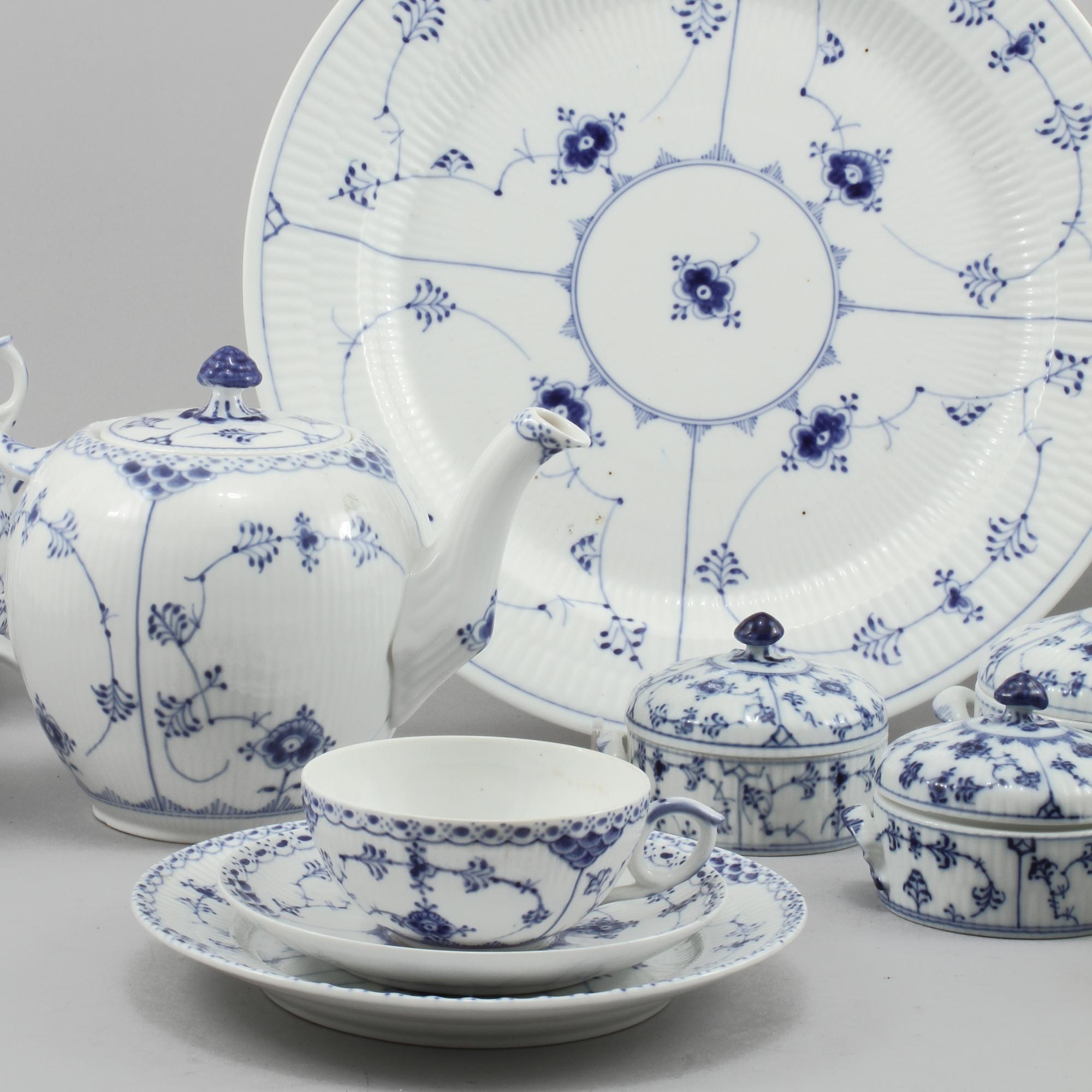 TESERVIS, 31 delar, porslin, "Musselmalet", Royal Copenhagen, 1900-talets andra hälft.