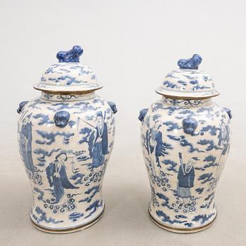 Vases with lids, 1 pair, China, late 20th century, porcelain.