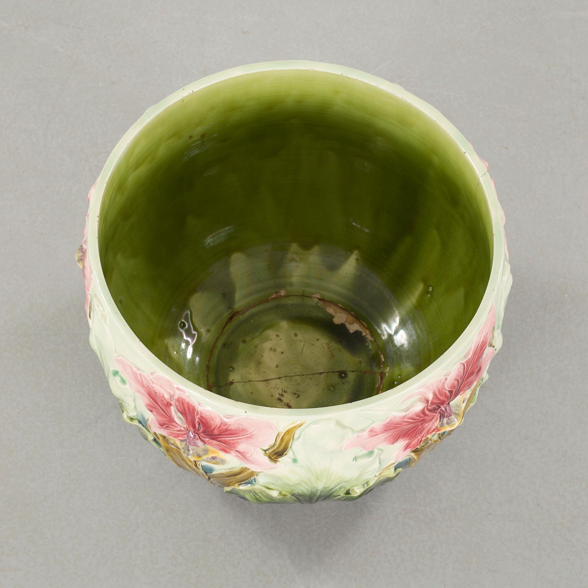 A majolica flower pot, around the year 1900.