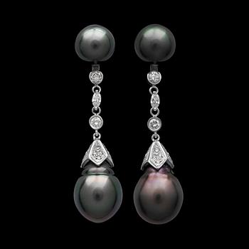 1190. A pair of cultured Tahiti pearl and diamond app. tot. 0.80 cts earrings.