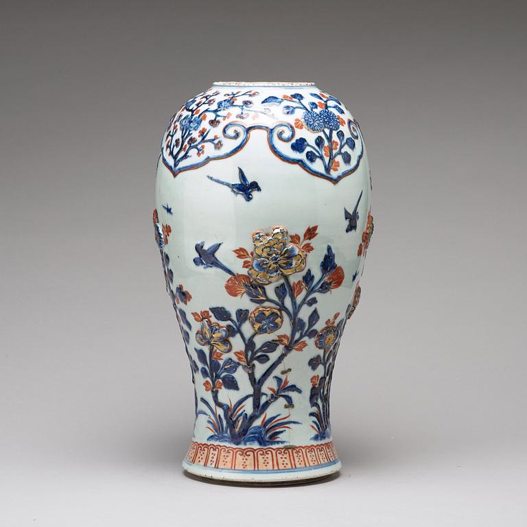 A large imari vase, Qing dynasty, Kangxi (1662-1722).