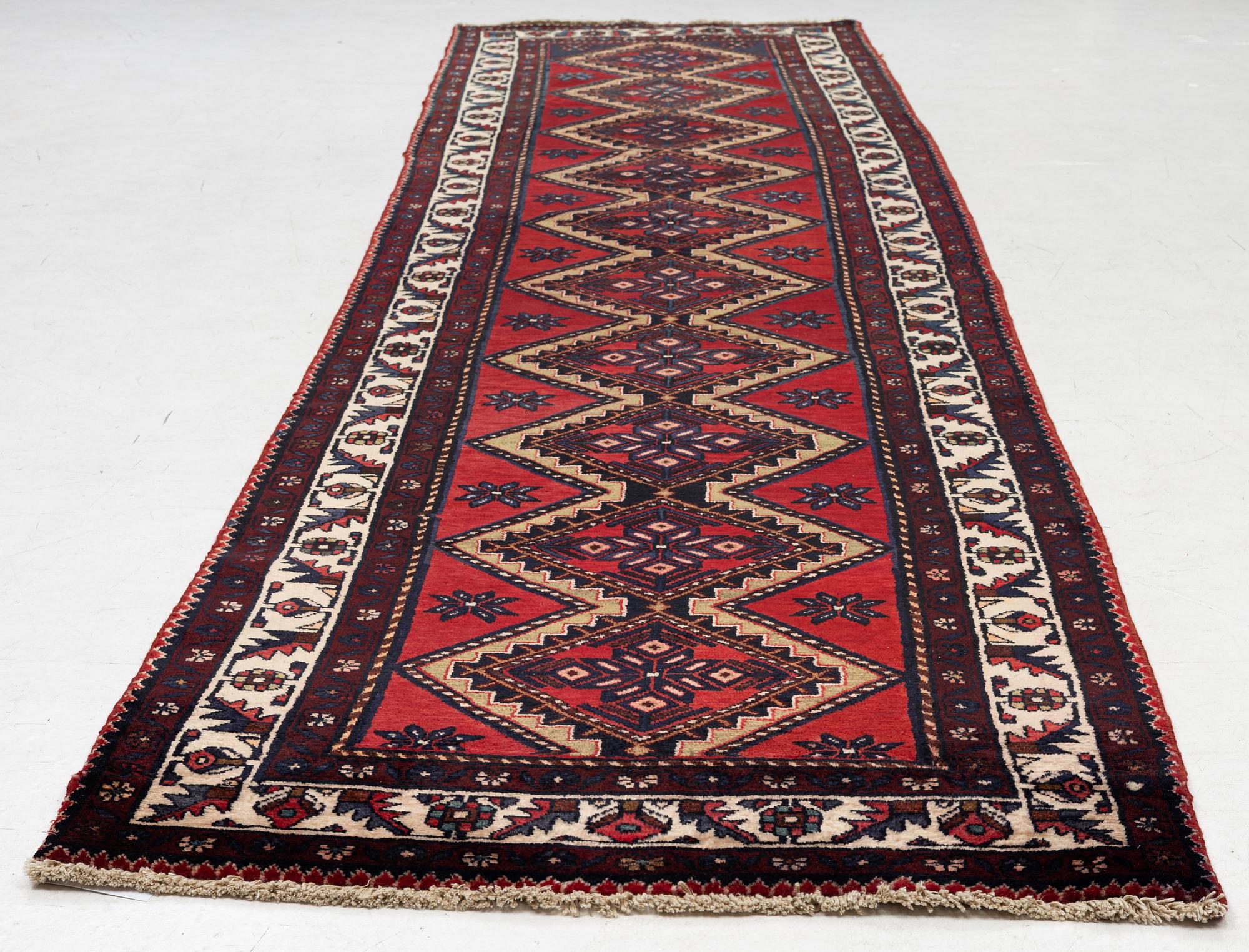 Gallerimatta, nordvästperisk, ca 395 x 98 cm.