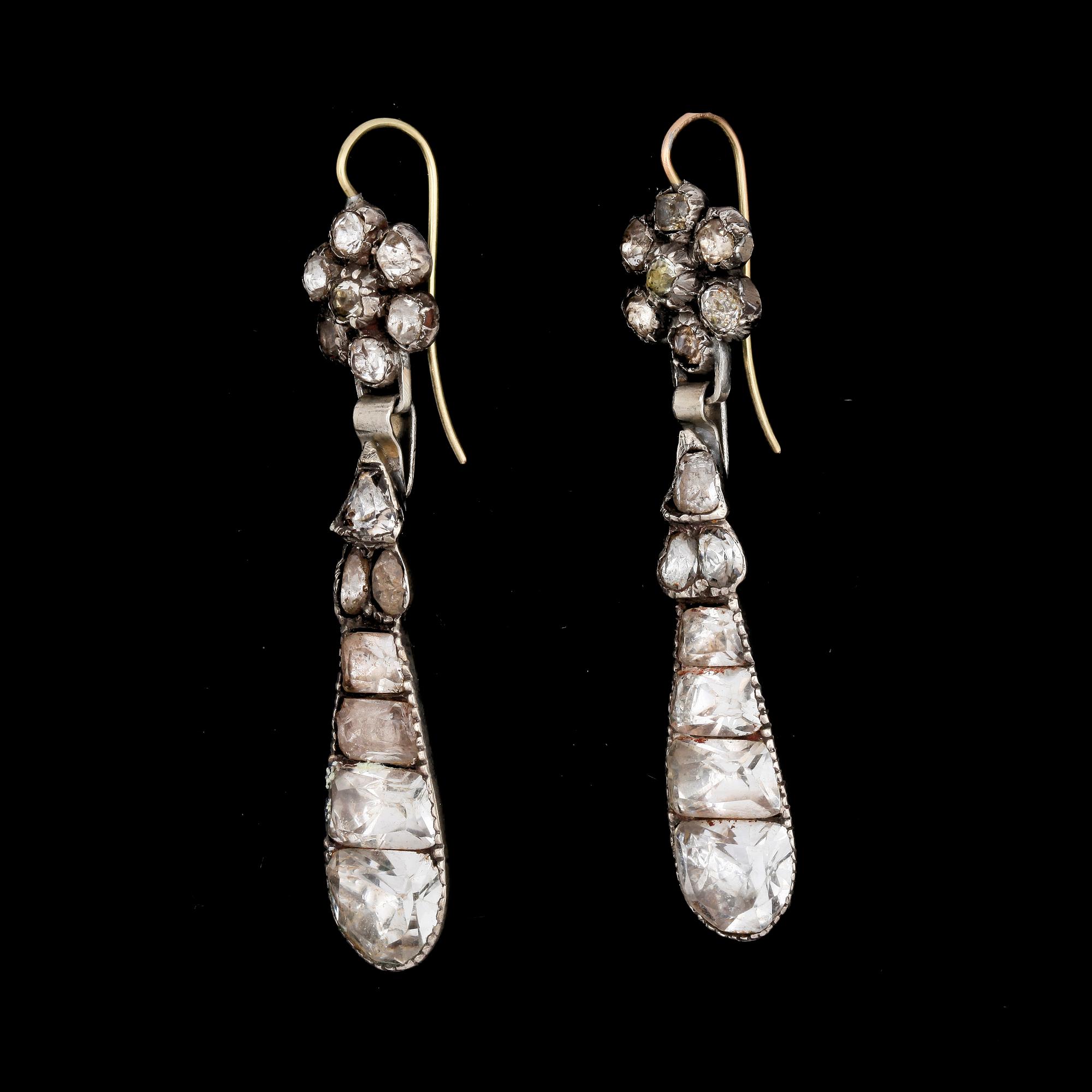 ÖRHÄNGEN, ett par, silver och bergskristall, 1700-tal.