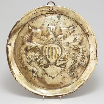 A 17TH CENTURY BRASS PLATE.