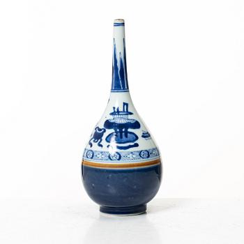 A Chinese blue and white porcelain vase / water sprinkler, Qing dynasty, Kangxi (1662-1722).