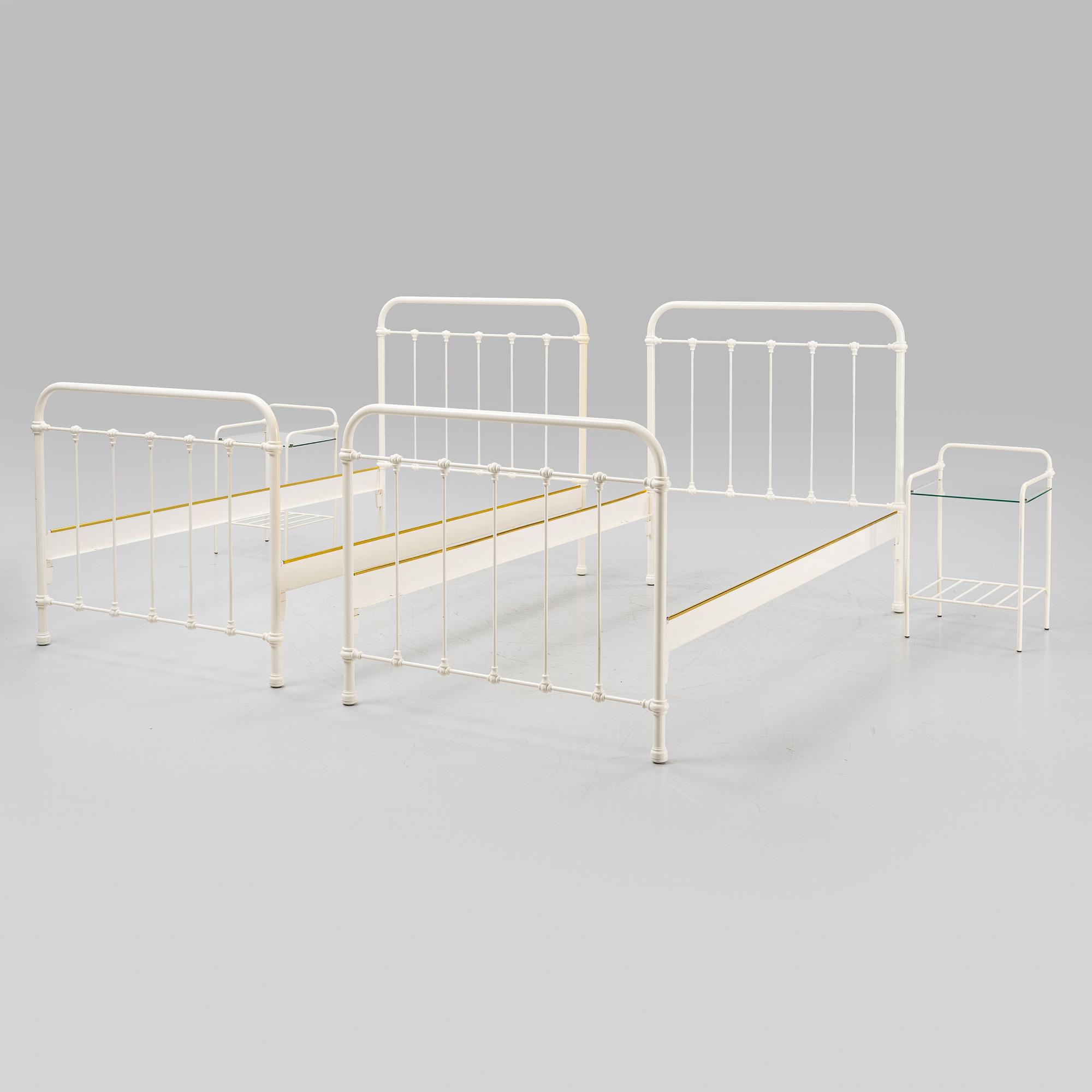 Sängramar och sängbord, ett par, 1900-talets andra hälft.