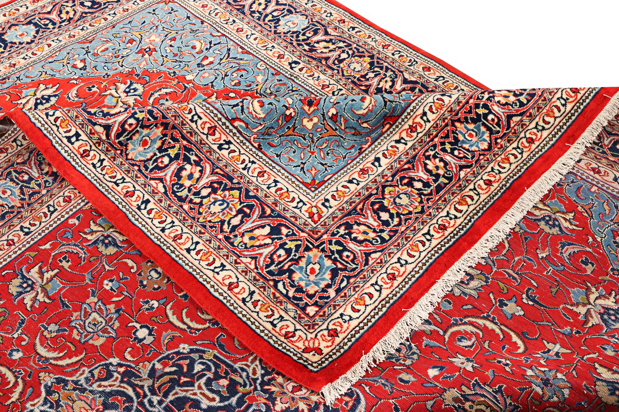 A Kashan carpet, a. 320 x 234 cm.