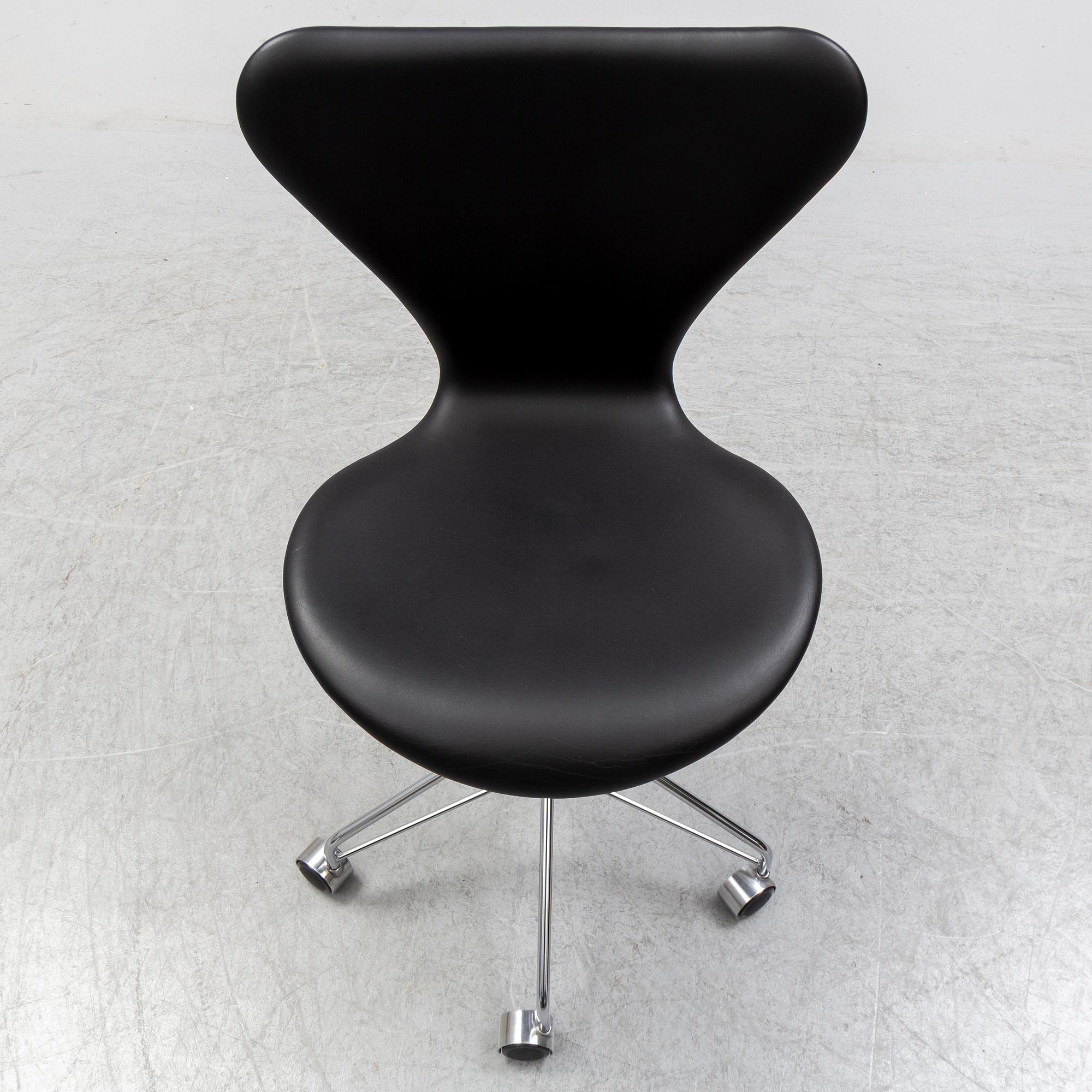 ARNE JACOBSEN, a series 7 'Sjuan' swivel chair, Fritz Hansen, 2018.
