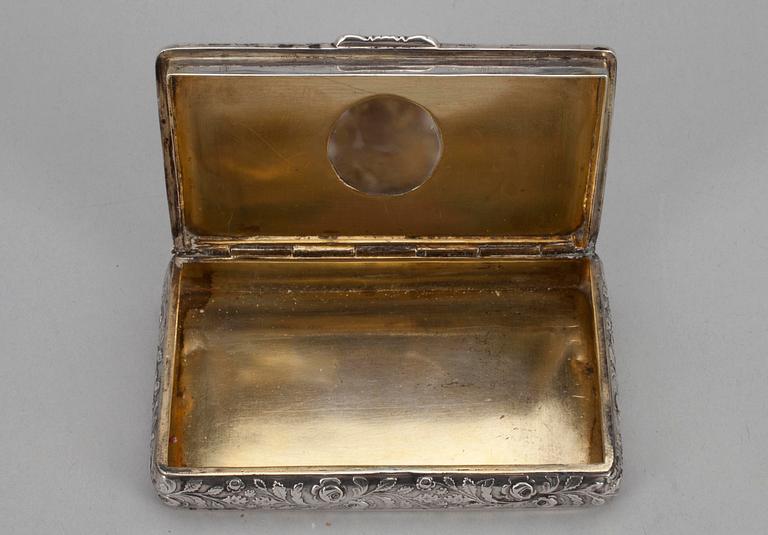 DOSA, silver, profildekor i konstmassa, Gustaf Adolf Strömbäck, Helsingfors 1844. Vikt 62,8 g.