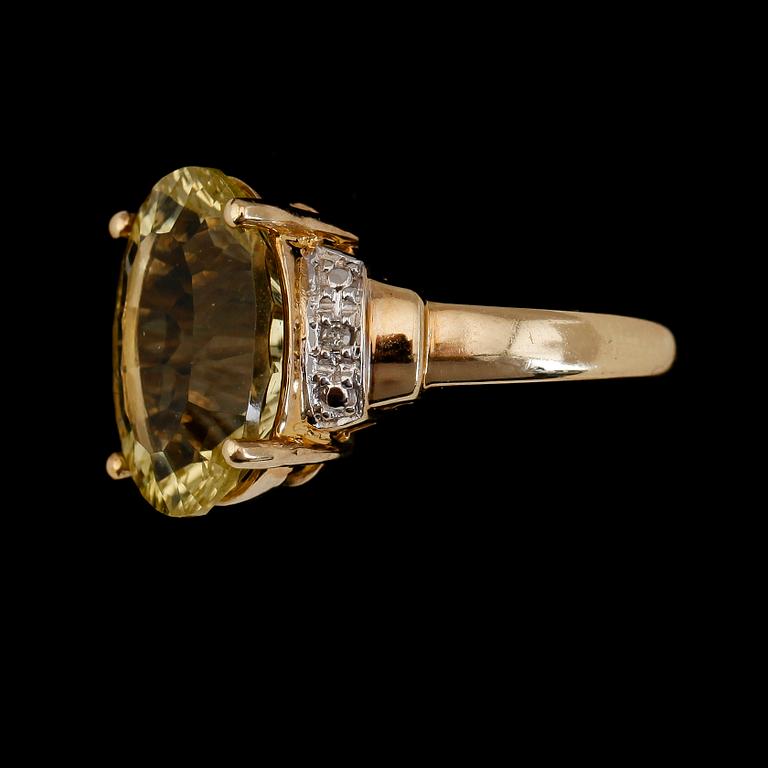 RING, 10K guld och vitguld, kvarts och mindre åttkantslipade diamanter.