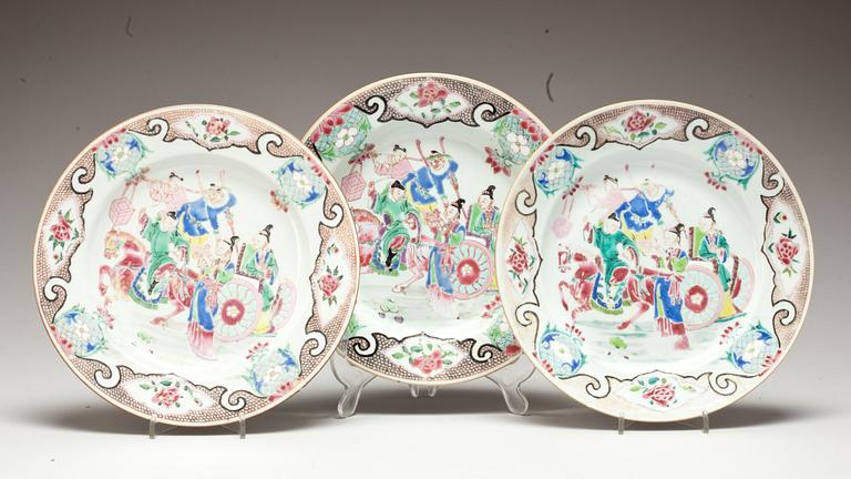 TALLRIKAR, 3 st. Porslin. Kina, Qianlong(1736-95).