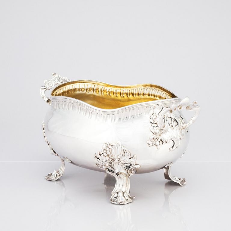 A Baltic 18th century silver tureen with lid. Mark of Daniel Lundgren (Reval 1771-83).