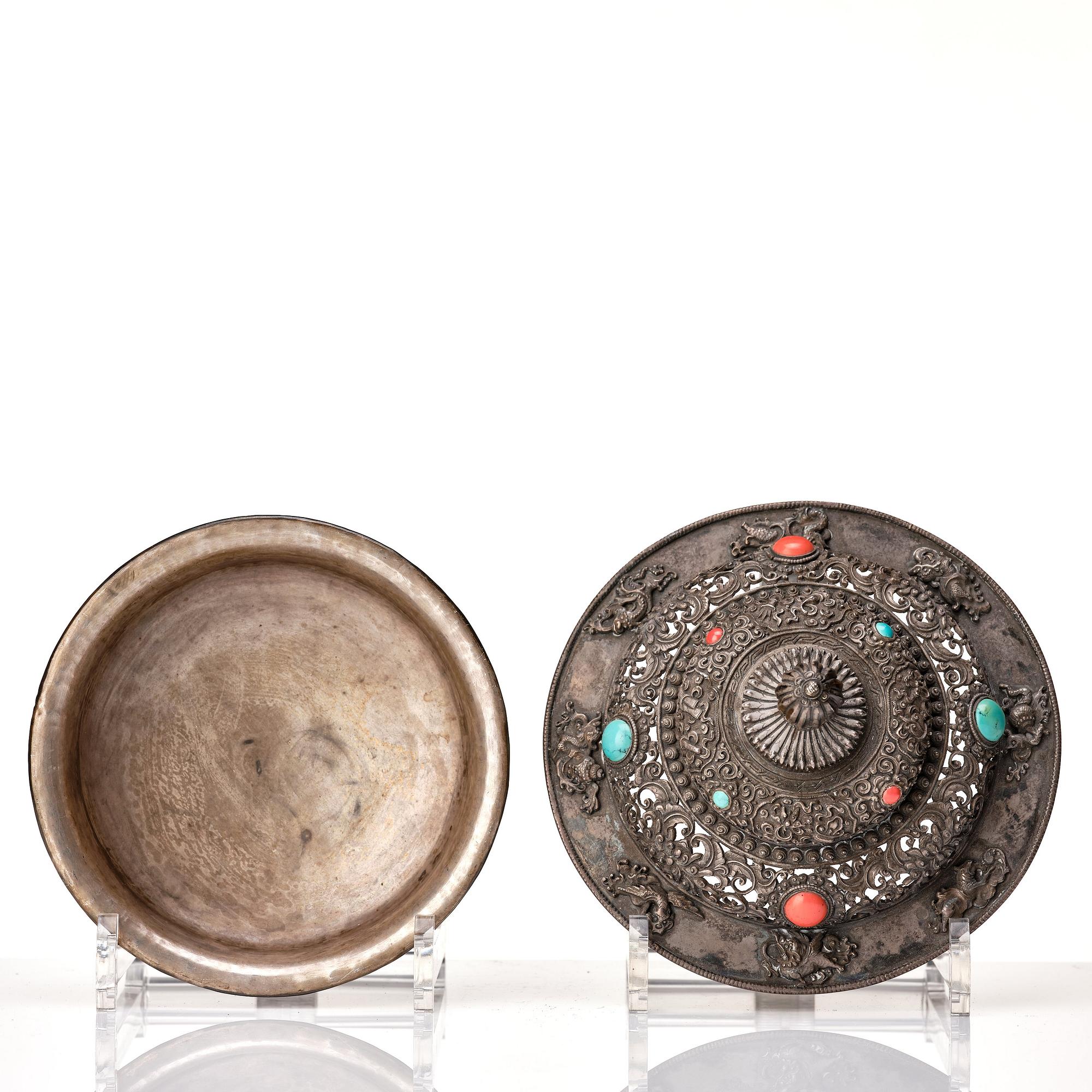 Ask med lock, trä och metall. Tibet, 1800-tal.