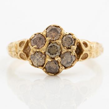Ring, 18K gold with brown-tinted brilliant-cut diamonds.