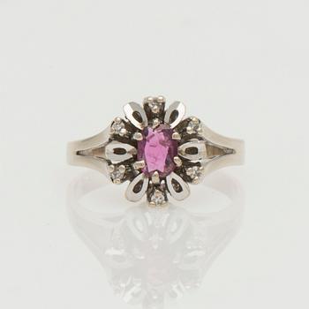 RING, fasettslipad rubin, diamanter, 14K vitguld.