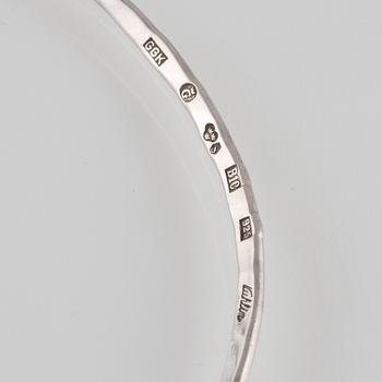 COLLIER, sterlingsilver med fasettslipad bergkristall, Göran Kuhlin, Göteborg, 1976. Vikt 33 g.