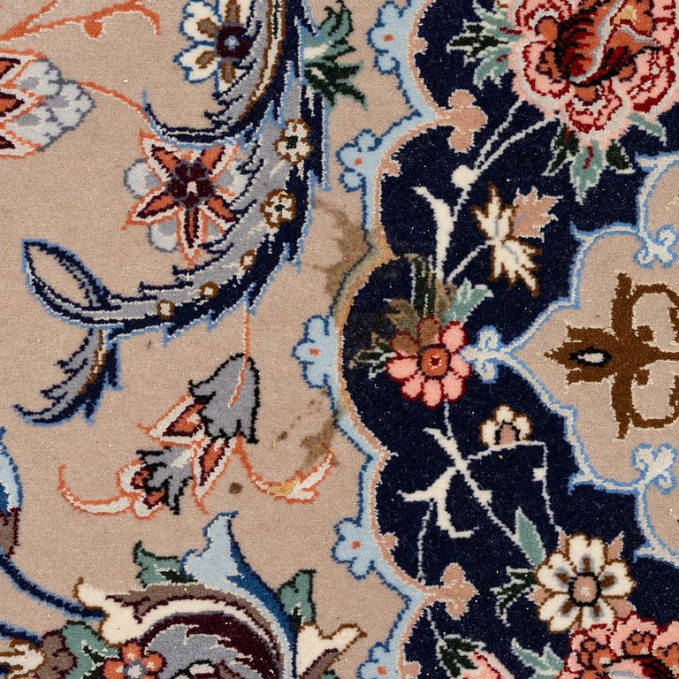 An Isfahan rug, c. 220 x 145 cm.