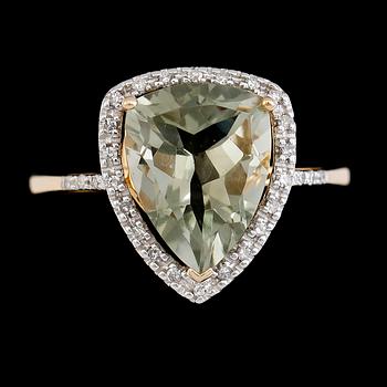 RING, 10K guld, grön ametist, diamanter tot ca 0.14 ct.