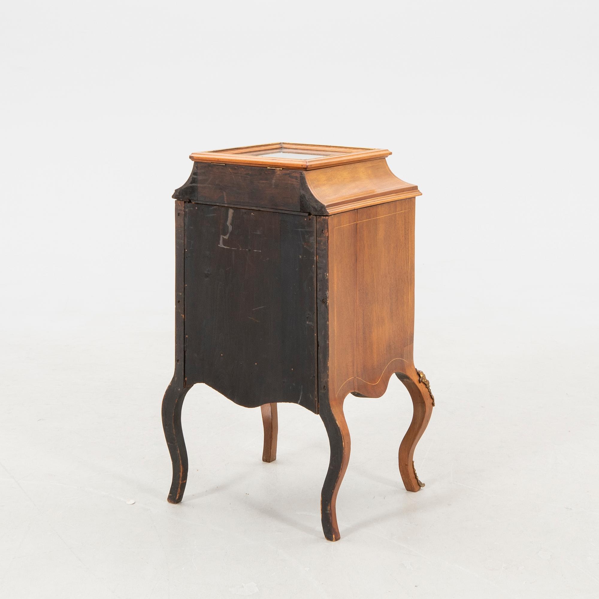 Monterskåp/byrå rokokostil 1900-talets första hälft.