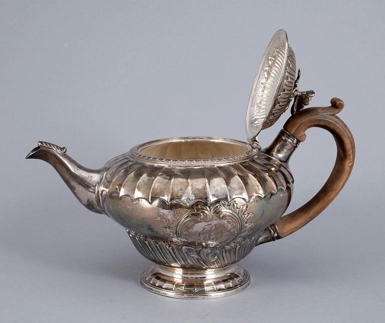 TEKANNA, silver, otydliga mästarstämplar, London, 1823. Vikt  723 gram.