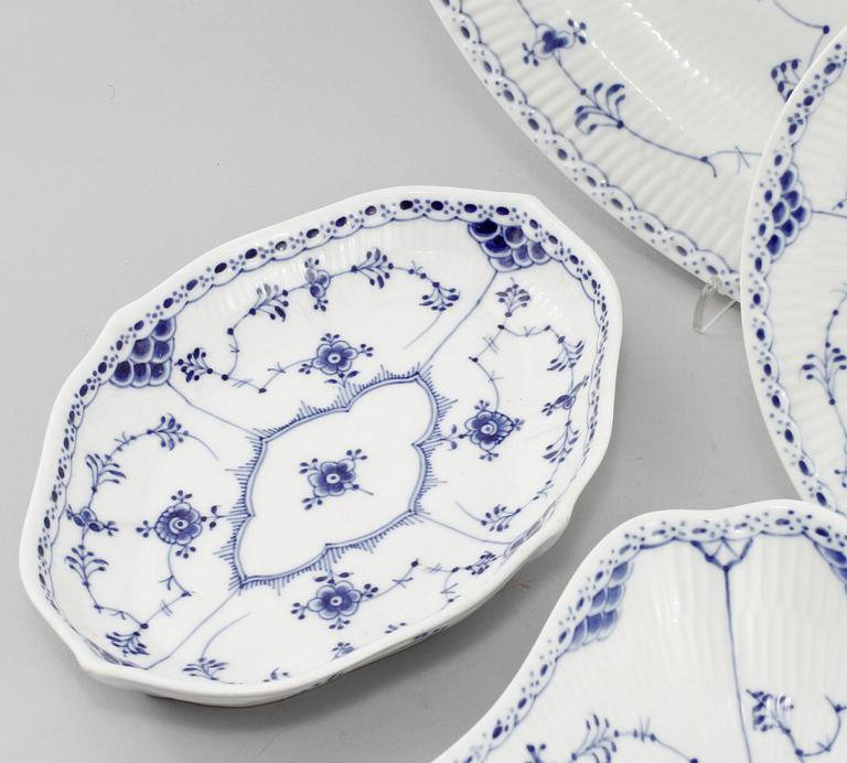 SERVISDELAR, 55 st, porslin, "Musselmalet", Royal Copenhagen, 1900-talets andra hälft.