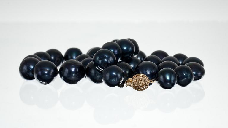 COLLIER, odlade svarta pärlor. Lås i 14k guld.