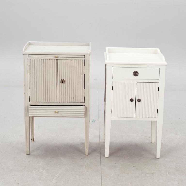 POTTSKÅP, 2 st. Gustaviansk stil, 1900-tal.