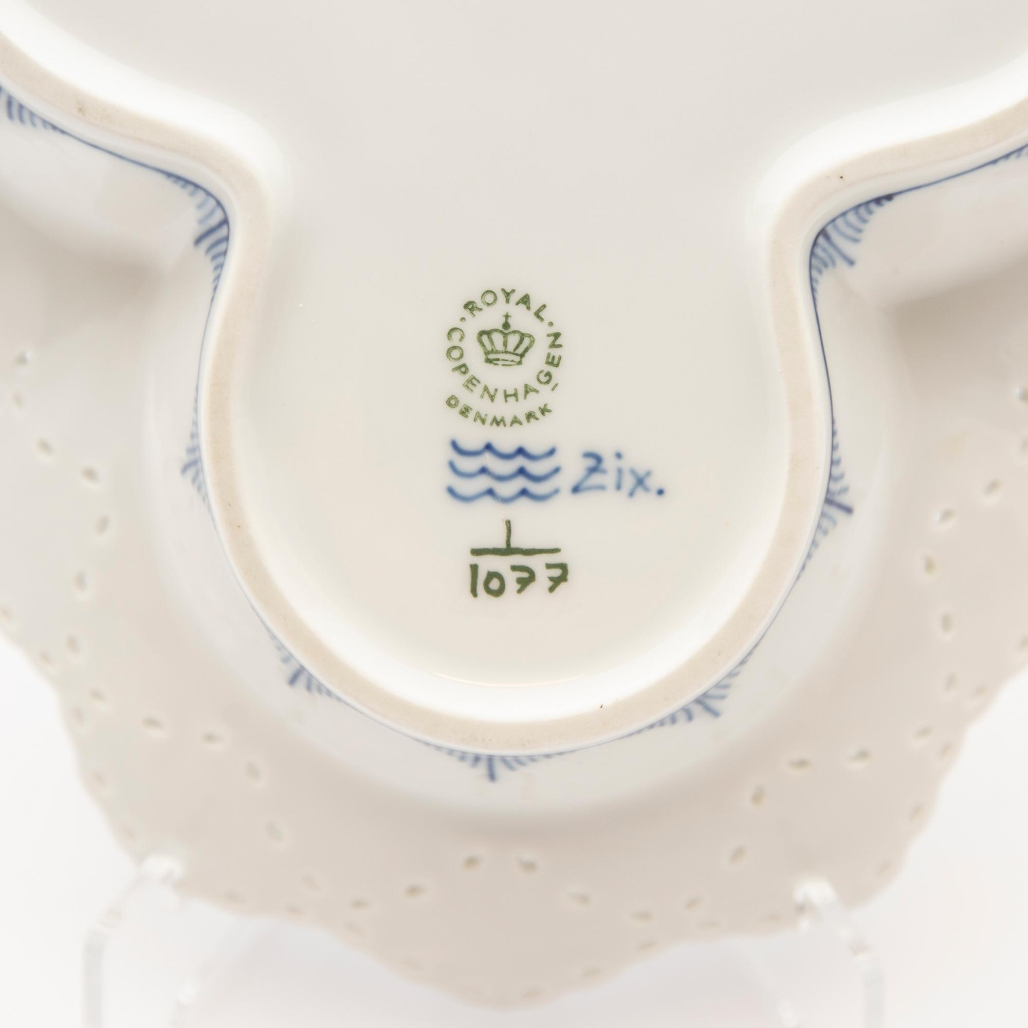 Royal Copenhagen, Serving dish. porcelain, "Musselmalet helblond", Royal Copenhagen, model 1/1077, 1969-1974.