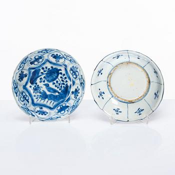 A set of six blue and white kraak dishes and a bowl, Ming dynastin, Wanli (1572-1620).