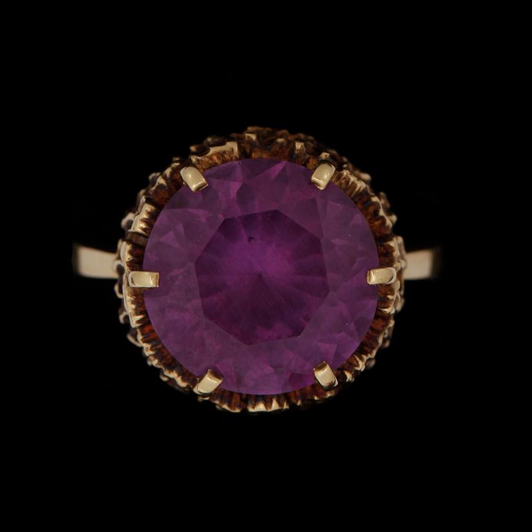 RING, 14k guld med syntetisk alexandrit. Vikt 6,6g.