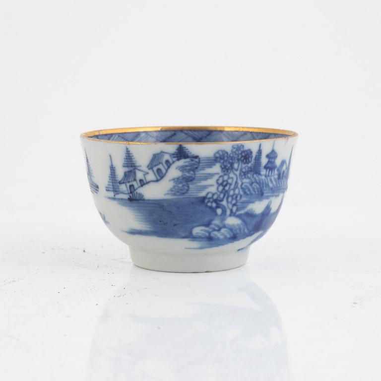 Seven pieces of blue and white porcelain, China, Qingdynasty, 18th century.