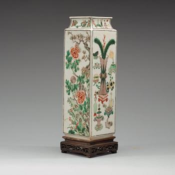 A famille verte vase, late Qing dynasty (1644-1912).