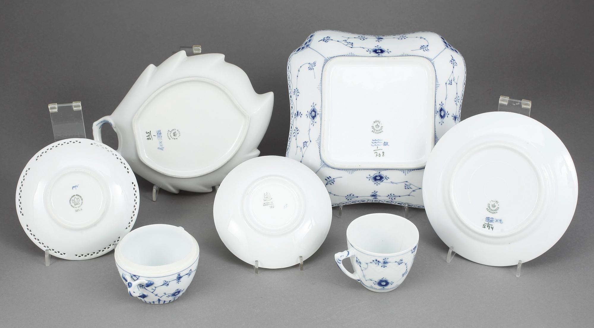 KAFFESERVIS / SERVISDELAR, 15 delar, porslin, "Musselmalet",  Royal Copenhagen och Bing & Grøndahl.