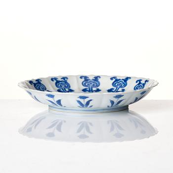 A blue and white dish, Qing dynasty, Kangxi (1662-1722).